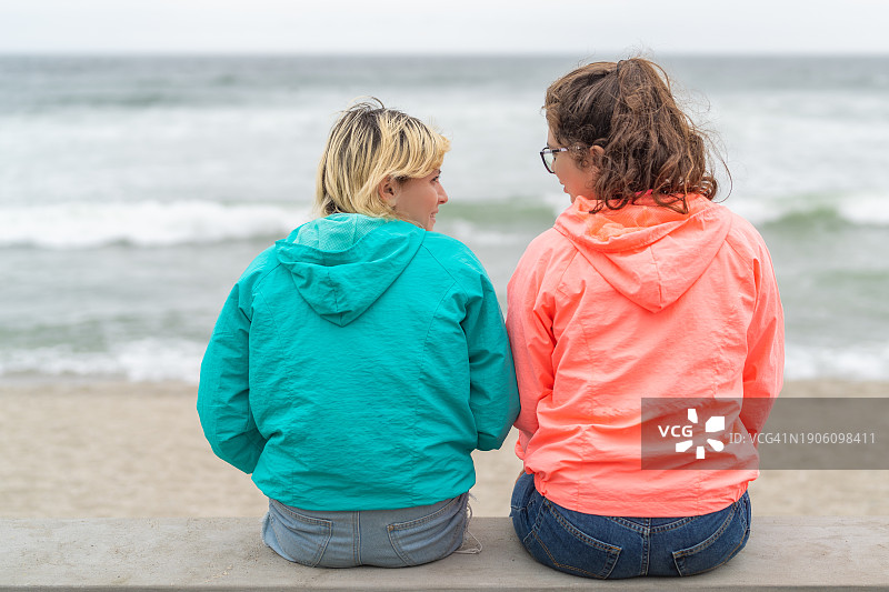 坐着看海的年轻女性图片素材