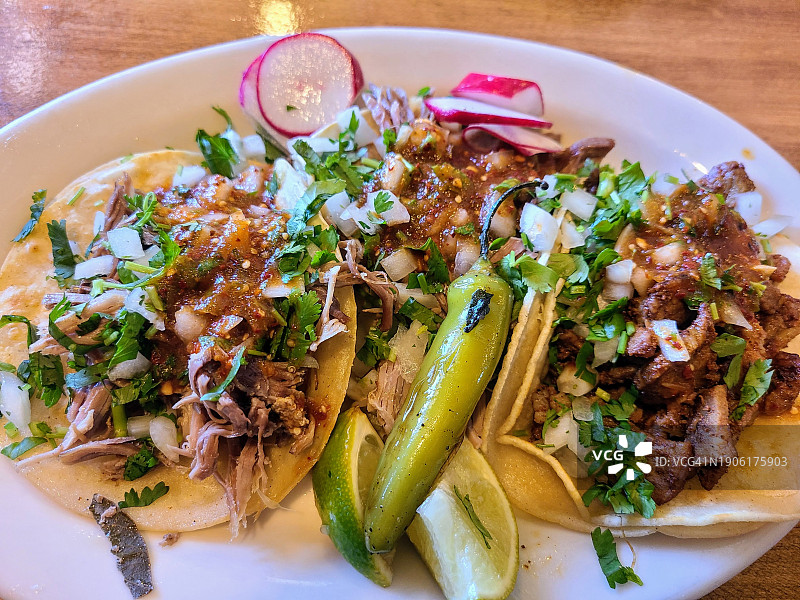 烤牛肉玉米饼拼盘图片素材