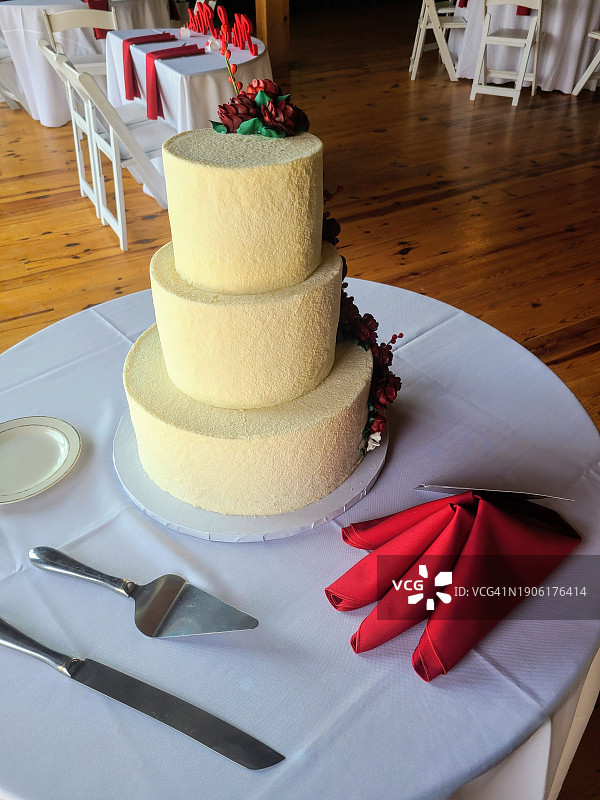 婚礼大厅里的优雅婚礼蛋糕图片素材