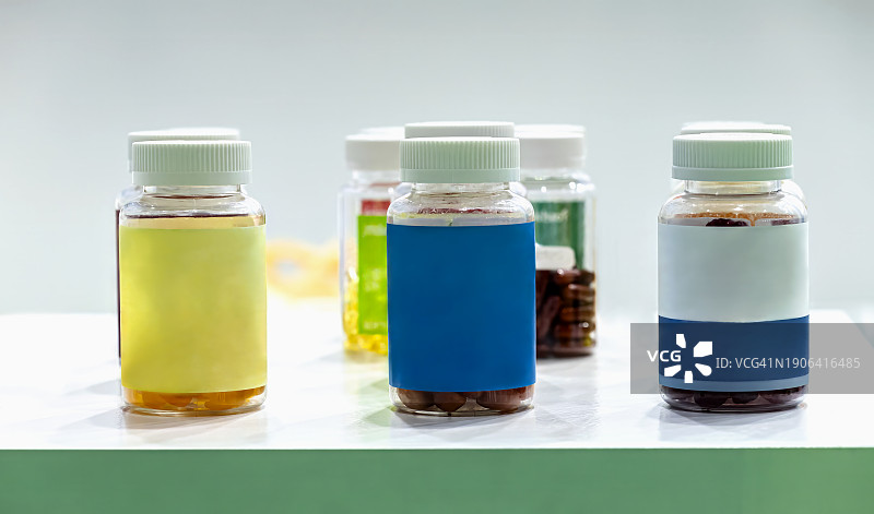 瓶装各种药丸、胶囊、维生素、Omega 3鱼油和膳食补充剂图片素材