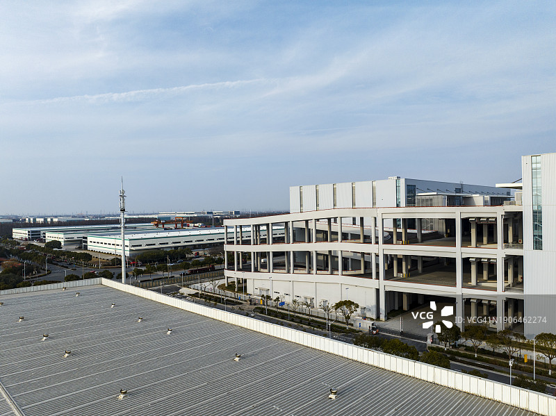 多层停车场中的旋转车道图片素材