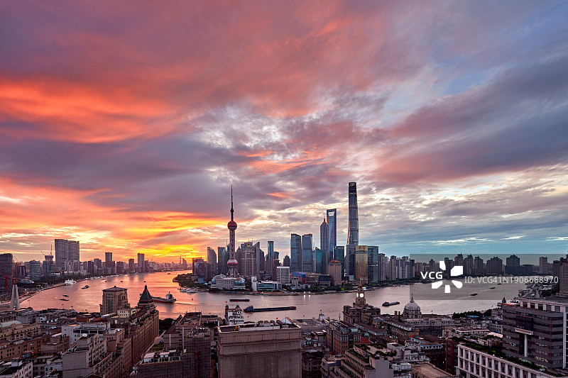 中国上海日出天际线图片素材