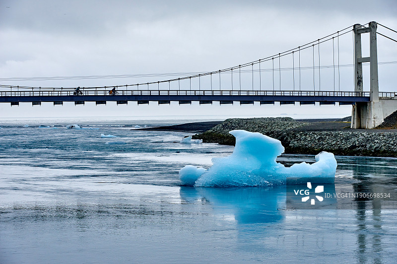 冰岛，杰古沙龙湖的漂浮冰块和桥梁图片素材