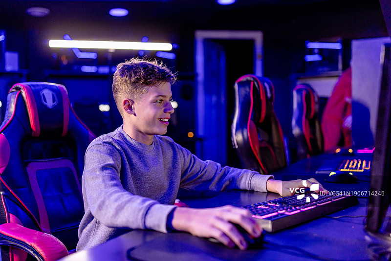 青少年游戏玩家在电竞比赛中激情游戏图片素材