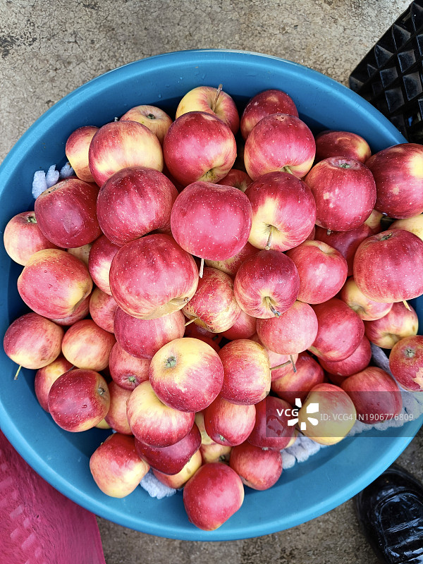 中国云南食品市场上的新鲜苹果图片素材