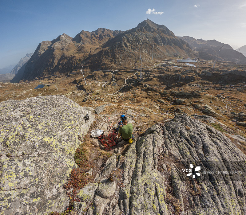 攀岩者在山顶休息，景色壮丽图片素材