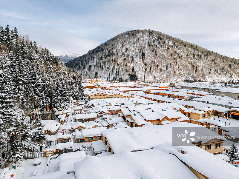 航拍：雪乡冬季雪景和中国灯笼图片素材