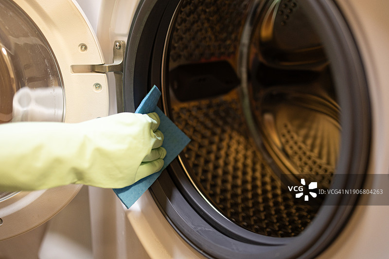女人清洁洗衣机图片素材