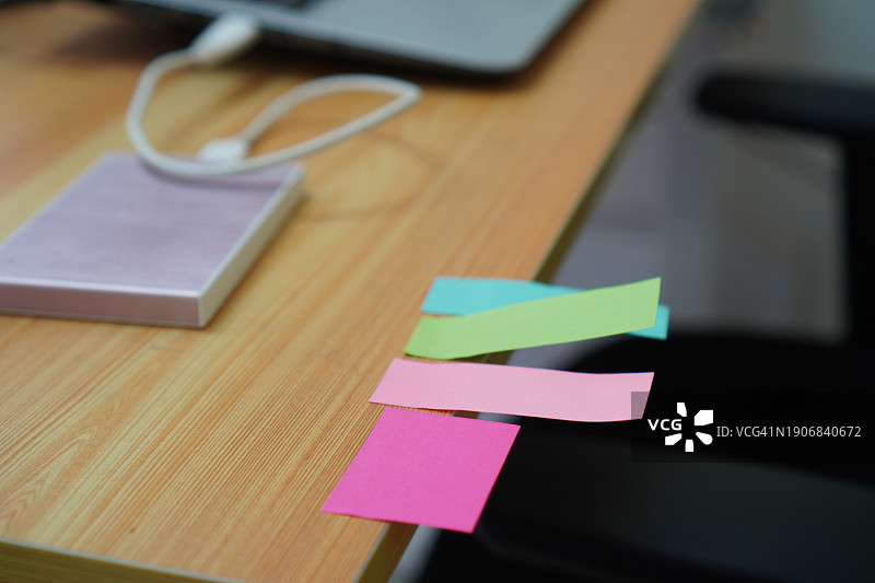 木桌上的便签图片素材