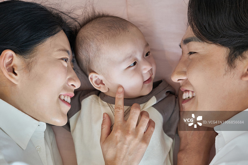 婴儿，妈妈，爸爸，微笑，快乐图片素材