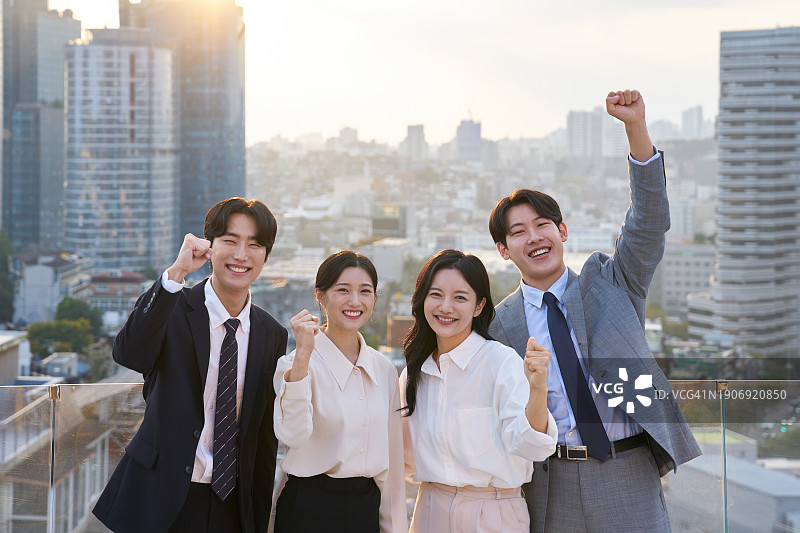 韩国城市景观商务白领团队合作图片素材