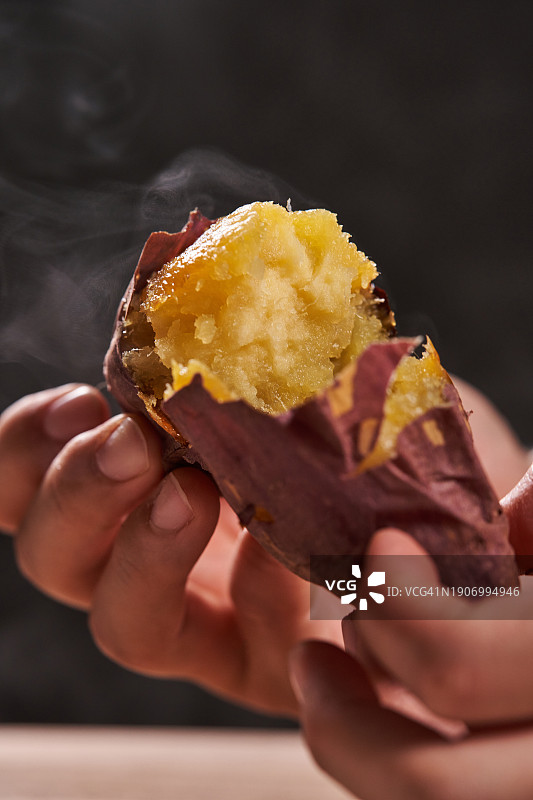冬季美食：热气腾腾的烤红薯图片素材