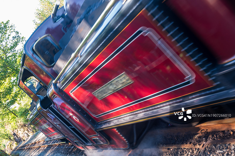 威尔士阳光明媚的蒸汽机车图片素材