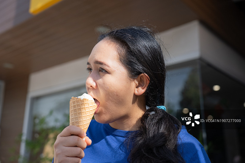 泰国女人吃冰淇淋后牙疼，需要牙医的悉心护理图片素材