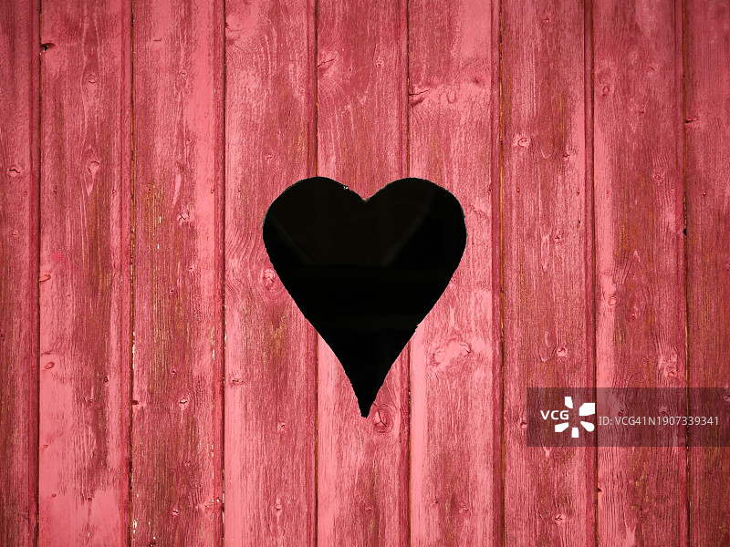 法国依云莱班墙壁上的红色心形图案图片素材