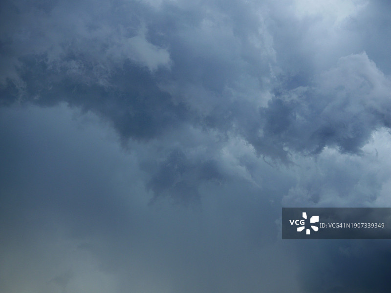 法国埃维昂莱班雷暴期间阴天、下雨和黑暗的天空。自然光和色彩图片素材