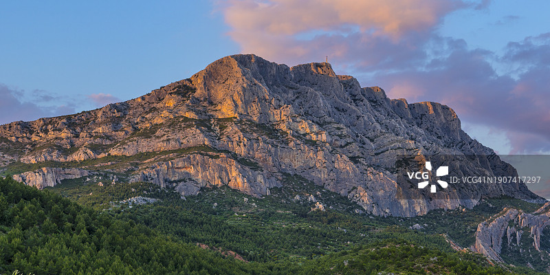 罗讷河口省圣维克多山黄昏景色图片素材