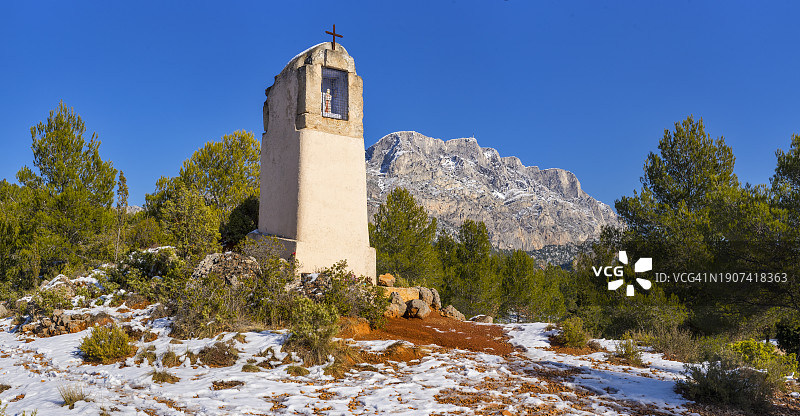 冬季雪天：圣维克多山通往圣安托南的祈祷之路图片素材