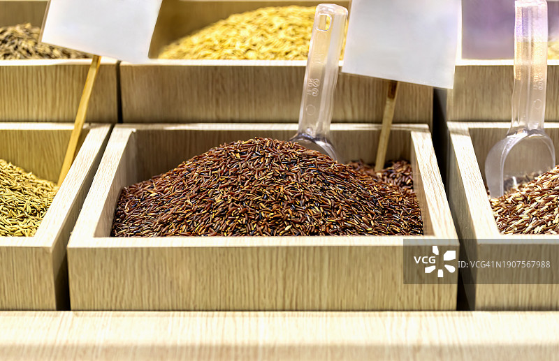 桶装生稻米图片素材