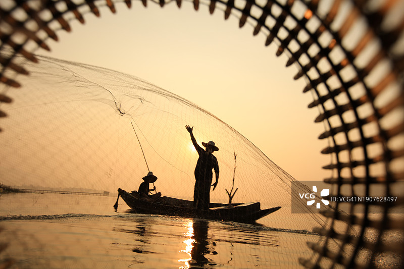 湖上渔夫剪影图片素材