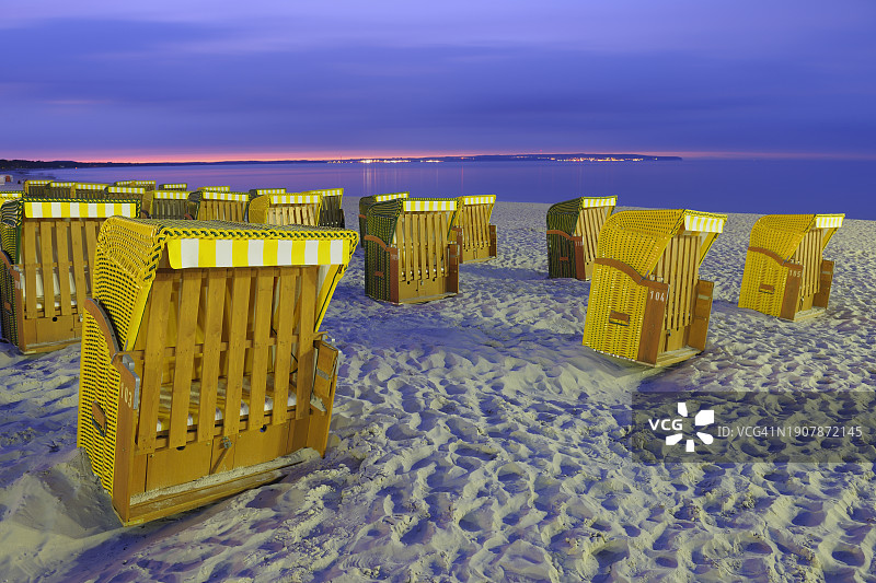 德国吕根岛比因茨黄昏时分海滩上的沙滩椅图片素材