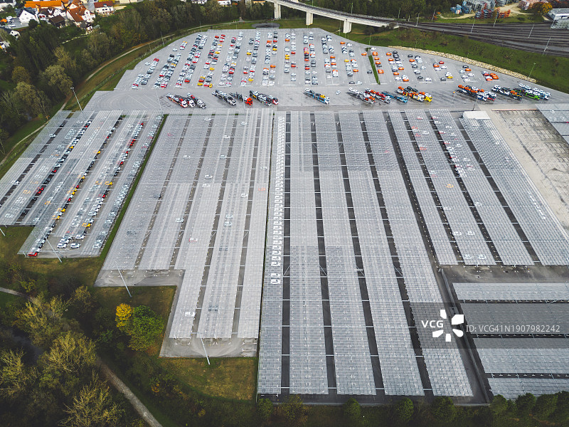 无人机视角：大型户外停车场，停放着大量的汽车和卡车图片素材