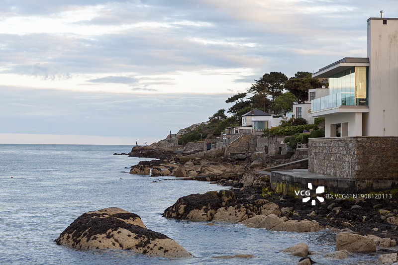 爱尔兰都柏林Dalkey海滨的现代房屋图片素材