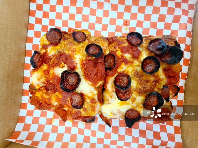 西西里风味意大利辣香肠披萨图片素材