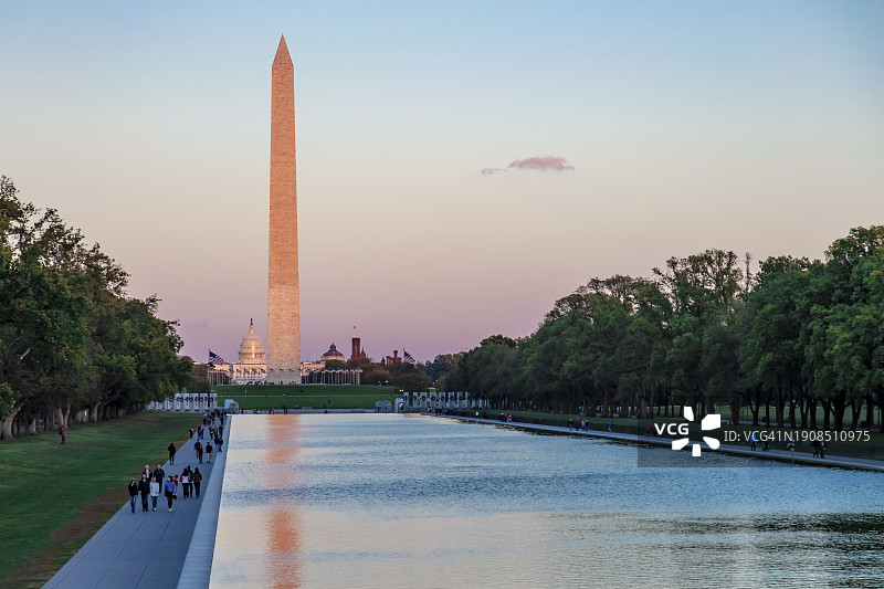 日落时分倒映在水中的华盛顿纪念碑图片素材