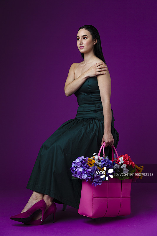 素色背景上的优雅女人图片素材