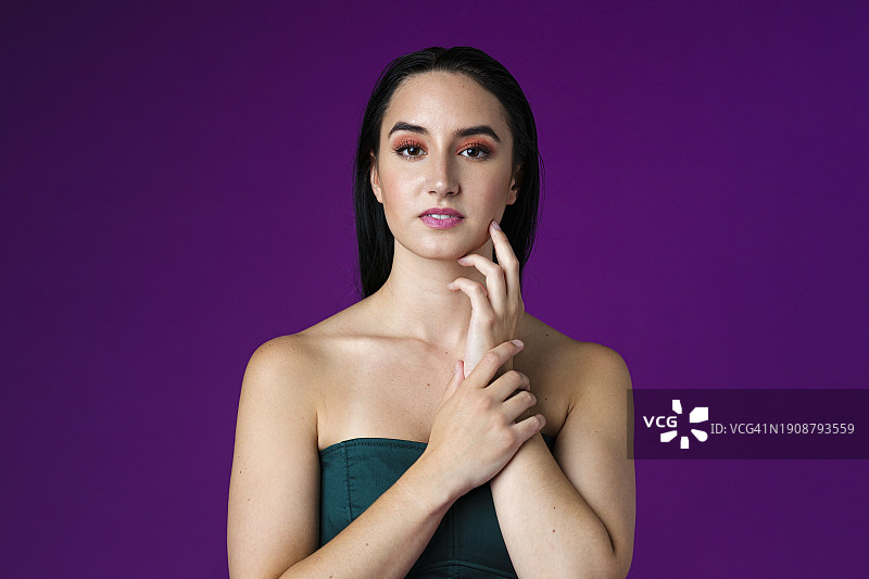 素色背景上的优雅女人图片素材