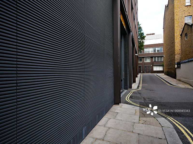 英国伦敦工业建筑黑色金属外墙侧视图，背景：建筑外墙和山墙，无人图片素材