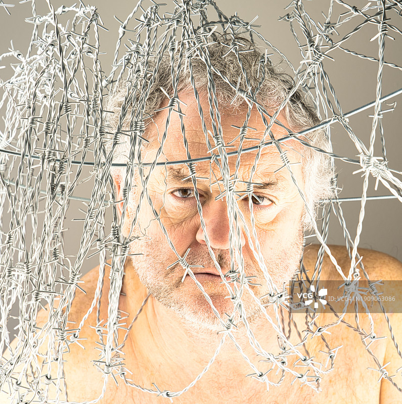 铁丝网后的男人图片素材