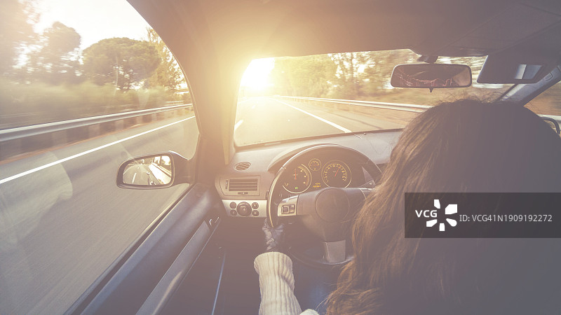 女人驾驶她的汽车图片素材