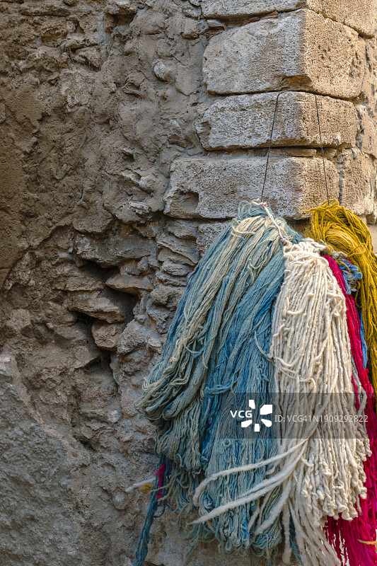摩洛哥索克市集悬挂的染色羊毛图片素材