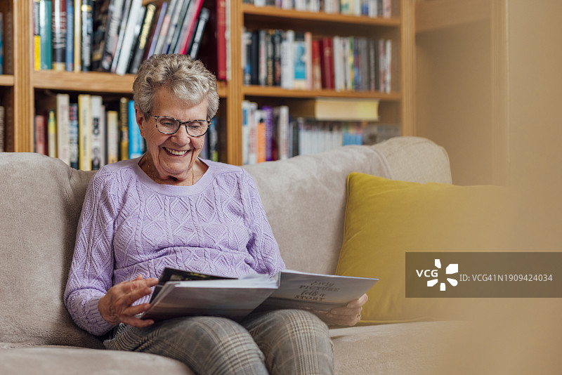 让她微笑的照片图片素材