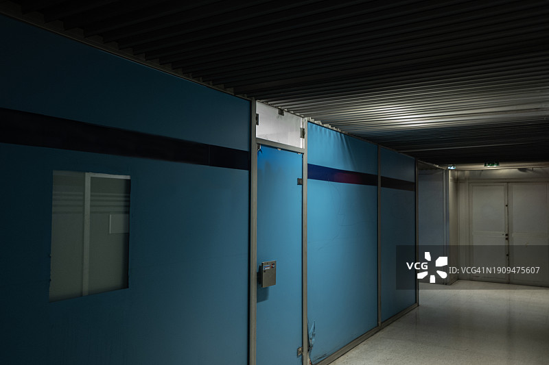 夜晚的蓝色走廊图片素材