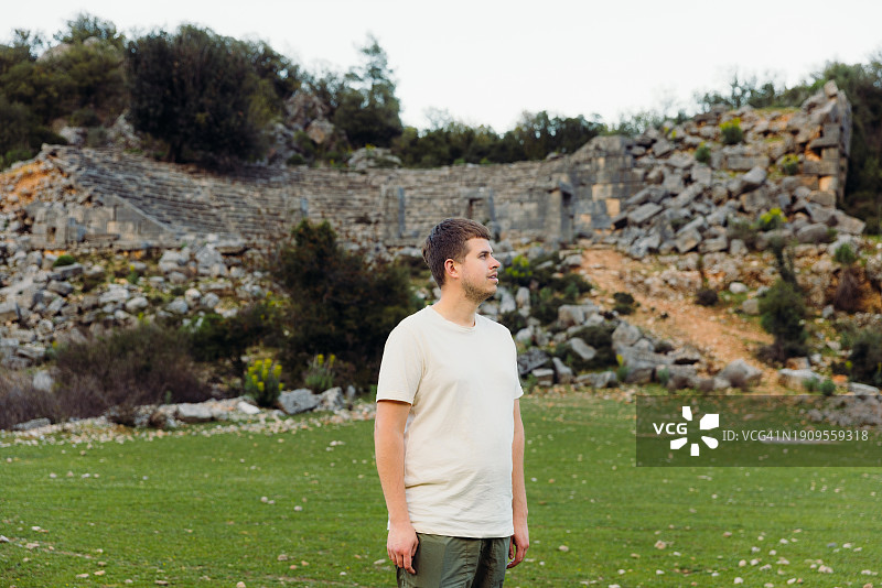 男人在土耳其森林中沉思古城遗址图片素材
