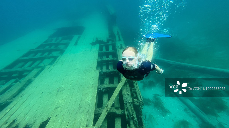 单蹼自由潜水：大浴缸港的抽奖纵帆船沉船，Fathom Five海洋国家公园，布鲁斯半岛，托伯莫里，加拿大安大略省图片素材