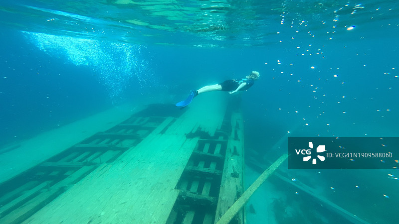 单蹼自由潜水：大浴缸港的抽奖纵帆船沉船，Fathom Five海洋国家公园，布鲁斯半岛，托伯莫里，加拿大安大略省图片素材