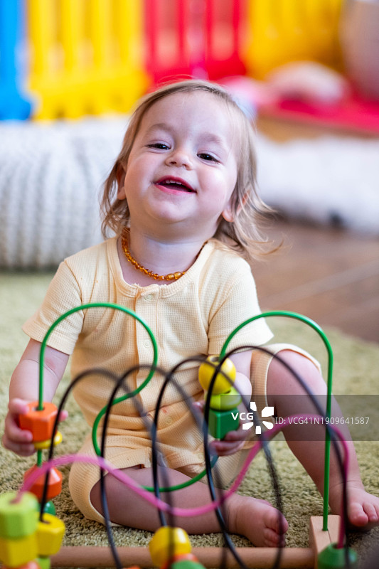 小女孩在玩玩具图片素材