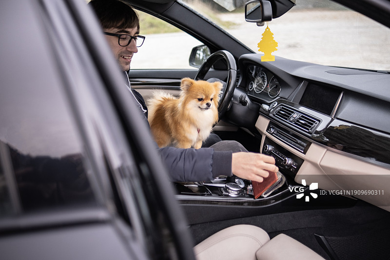 我和我的毛茸茸的通勤伙伴图片素材