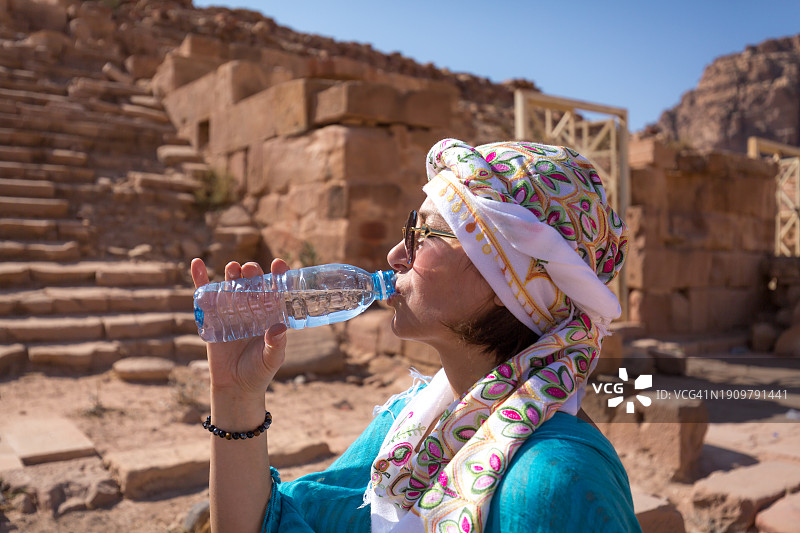 穿越佩特拉长途步行后放松图片素材