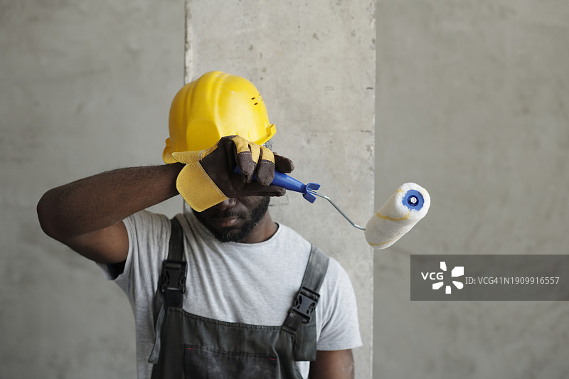 疲惫的建筑工人在工地擦汗图片素材