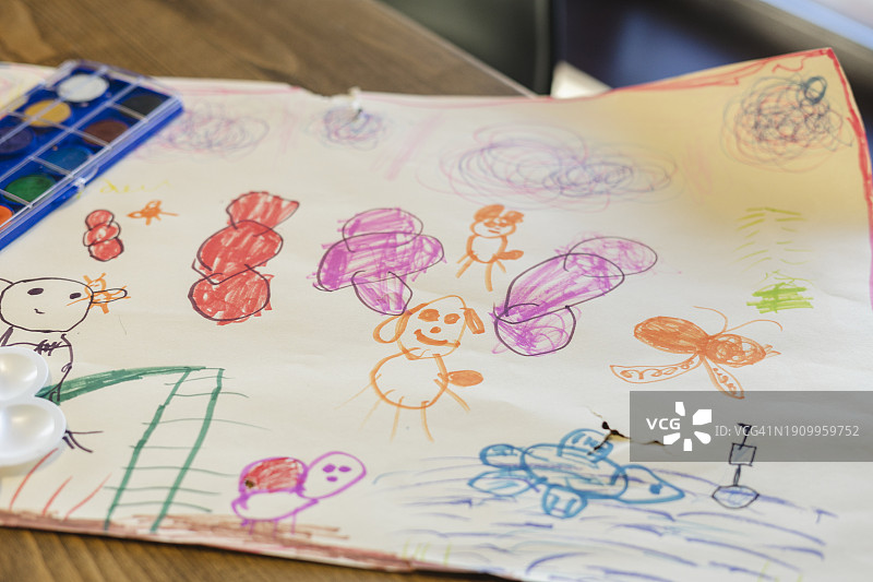 孩子们在家里的桌子上画画图片素材