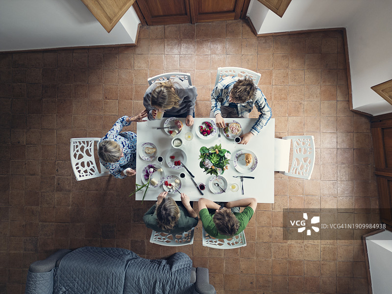 多代同堂家庭共享早餐桌面俯视拍摄图片素材