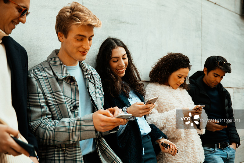 年轻朋友们在玩手机图片素材