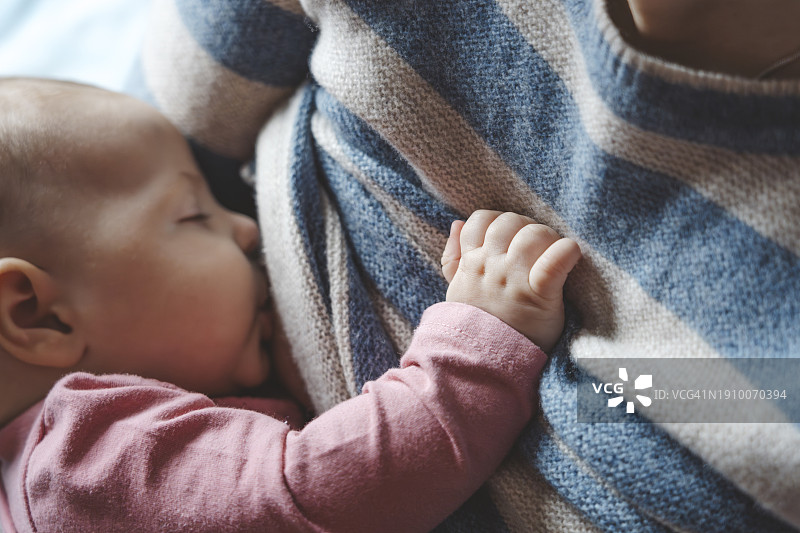 母亲在家中给女儿喂奶图片素材