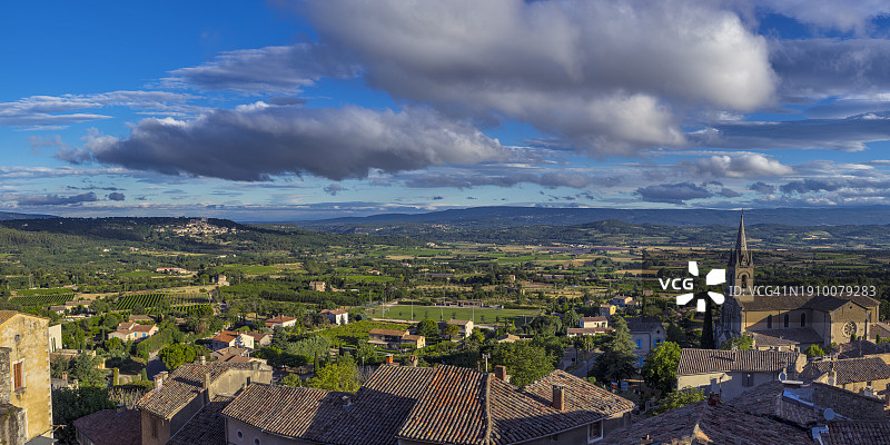 沃克吕兹邦尼约村庄和吕贝隆山谷的葡萄园图片素材