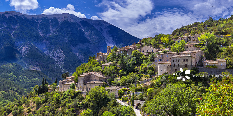 洛朗·吉罗多/沃克吕兹省(84)，布朗特，旺度山以北的第一个村庄，普罗旺斯最高点，海拔1910米，一个安静的石头房子聚集地图片素材
